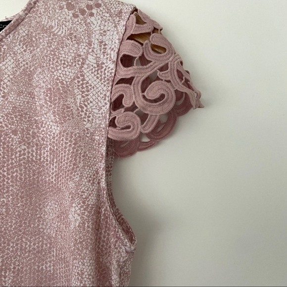 RW&CO ANIMAL PRINT SHORT SLEEVED PEPLUM TOP WITH LACE SLEEVES, ZIPPER DETAIL, M - Picture 6 of 8